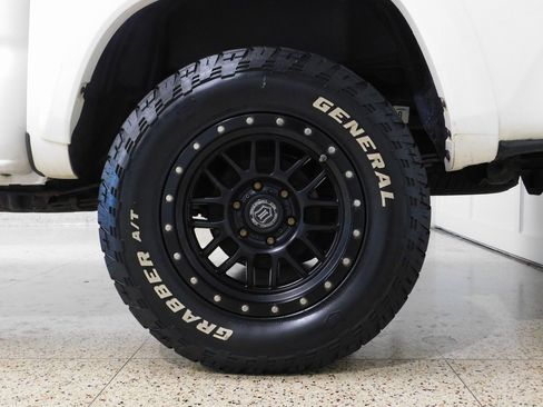 Used 2017 Toyota Tacoma Limited image 77