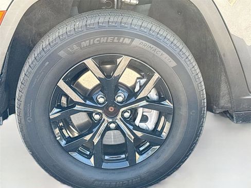 Used 2024 Jeep Grand Cherokee L Laredo image 32