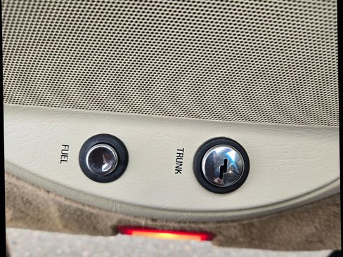 Used 2000 Lincoln Town Car Cartier image 19