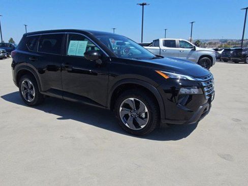 Used 2026 Nissan Rogue SV FWD image 2