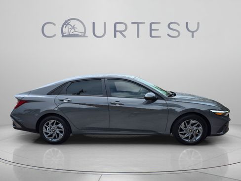 Used 2025 Hyundai Elantra Hybrid FWD image 6