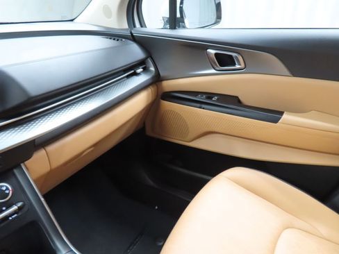 Used 2022 Kia Carnival LX FWD image 21