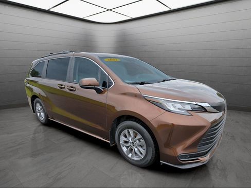 Used 2022 Toyota Sienna LE image 3