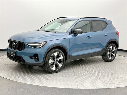 Certified 2025 Volvo XC40 B5 Plus image 1