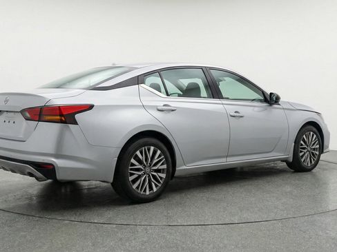 Used 2025 Nissan Altima 2.5 SV image 9