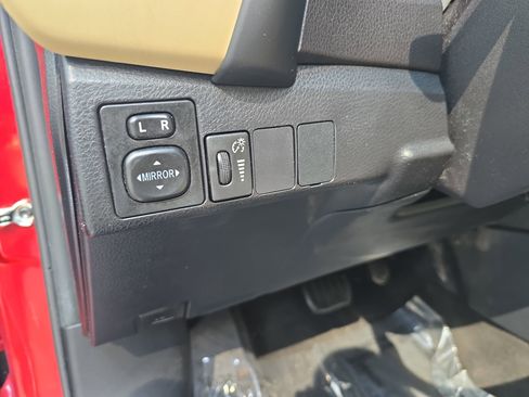 Used 2017 Toyota Corolla LE w/ Body Protection Package image 31