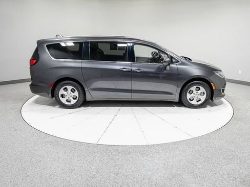 Used 2018 Chrysler Pacifica Touring Plus FWD image 30