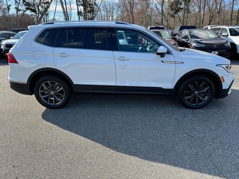 Certified 2022 Volkswagen Tiguan SE w/ Panoramic Sunroof Package image 4
