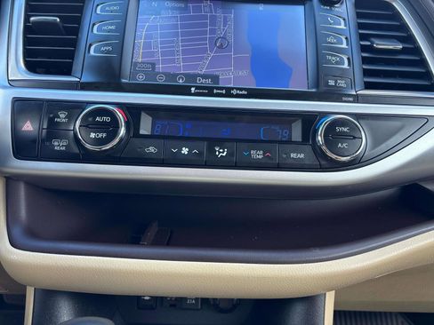 Used 2019 Toyota Highlander XLE image 29