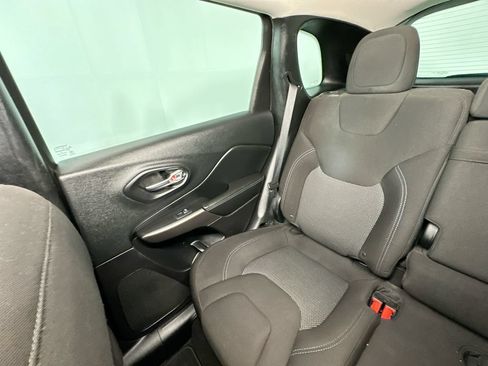 Used 2019 Jeep Cherokee Latitude w/ Popular Appearance Group FWD image 12