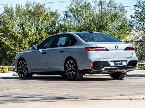 Used 2025 BMW 740i image 3