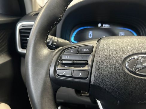 Certified 2025 Hyundai Venue SEL image 17