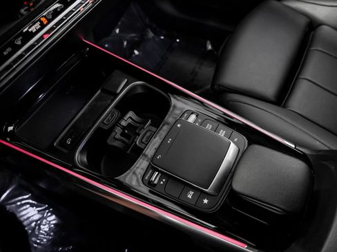 Used 2021 Mercedes-Benz GLB 250 w/ Premium Package image 27