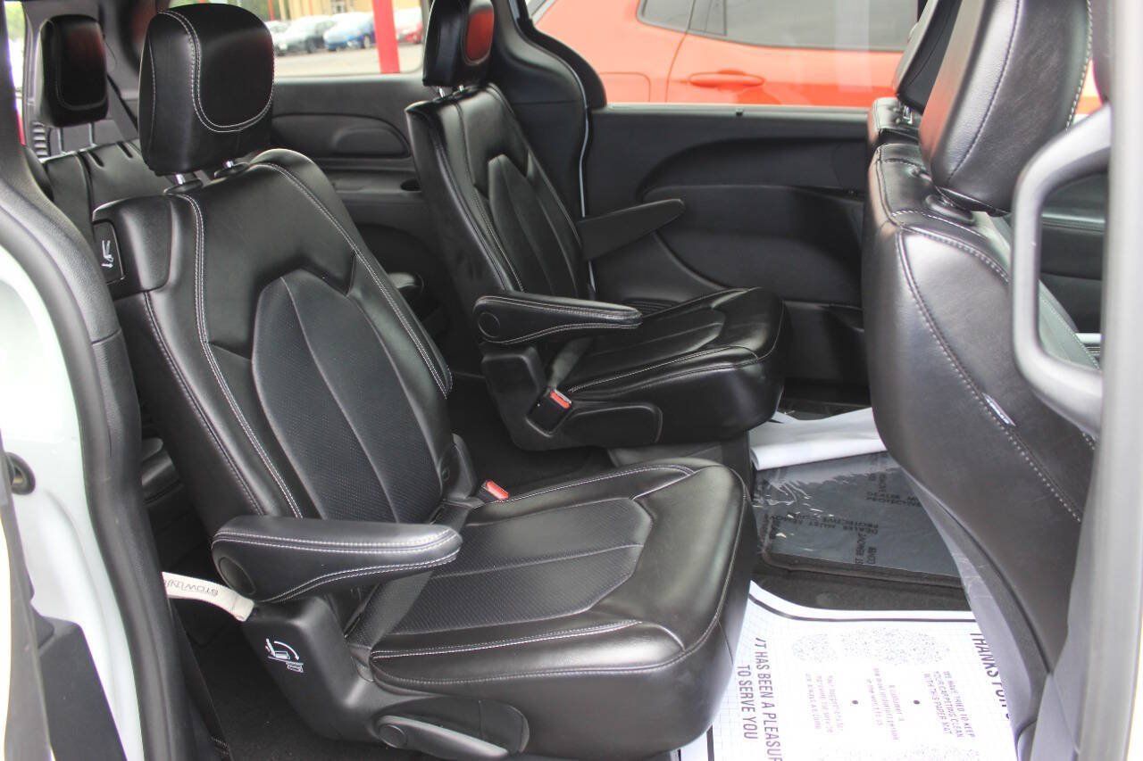 Used 2025 Chrysler Pacifica Select FWD image 11