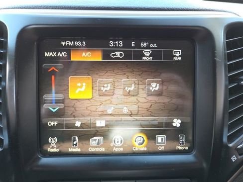 Used 2017 Jeep Cherokee Latitude w/ Cold Weather Group image 10