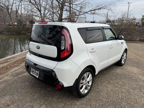 Used 2016 Kia Soul + image 5