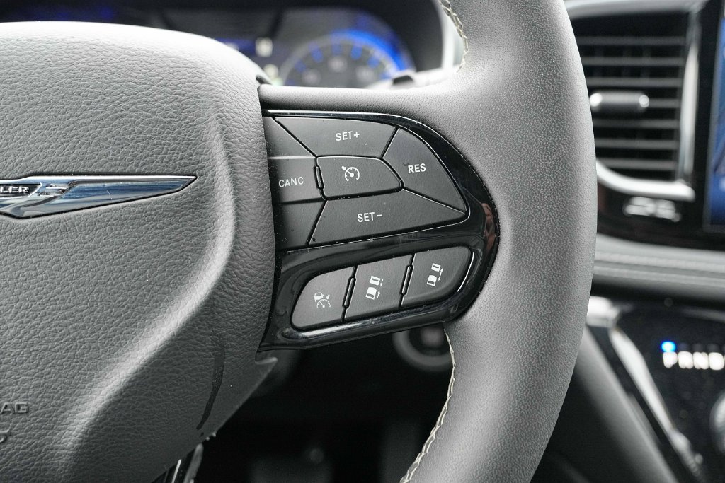 Used 2025 Chrysler Pacifica Limited FWD image 35
