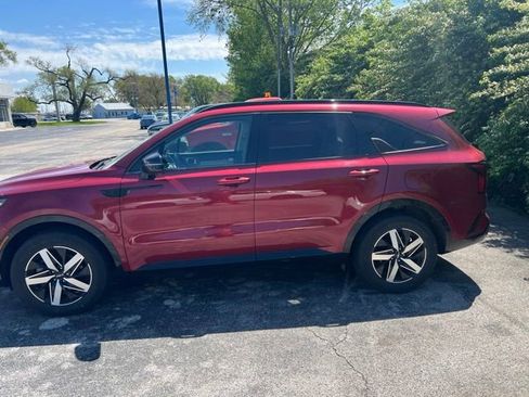 Used 2022 Kia Sorento EX w/ Panoramic Sunroof Package FWD image 2