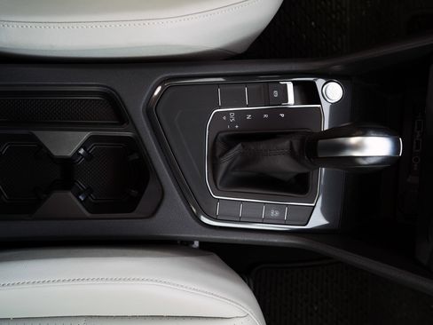 Used 2020 Volkswagen Tiguan SE w/ Panoramic Sunroof Package image 27