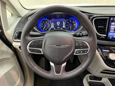 Used 2024 Chrysler Pacifica Touring-L FWD image 23