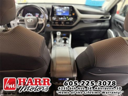 Used 2022 Toyota Highlander LE image 24