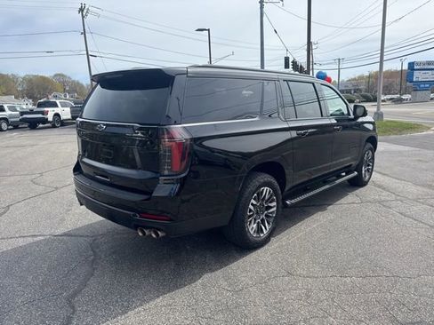 Used 2025 Chevrolet Suburban Z71 AWD/4WD image 7