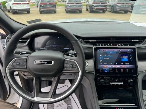 Used 2025 Jeep Grand Cherokee Limited w/ Luxury Tech Group II AWD/4WD image 13