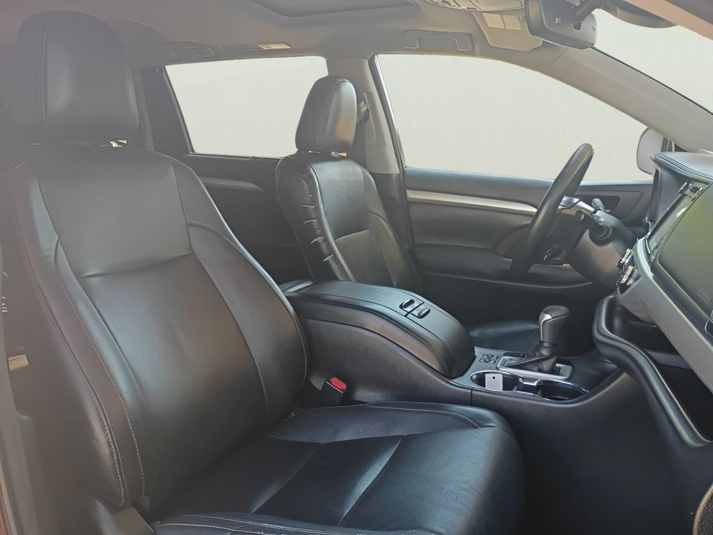 Used 2018 Toyota Highlander XLE AWD/4WD image 3