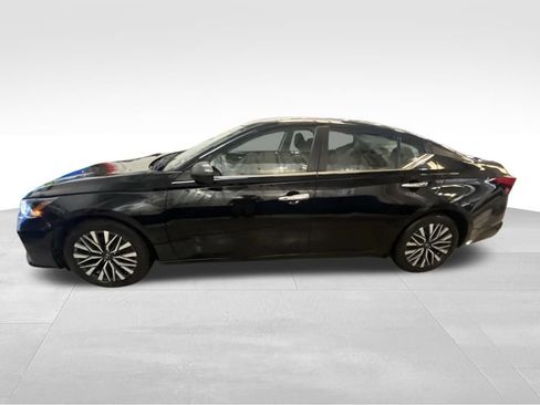Used 2024 Nissan Altima 2.5 SV FWD image 2