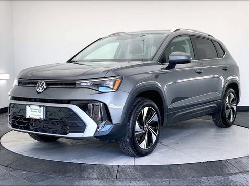 Certified 2025 Volkswagen Taos SE w/ Panoramic Sunroof Package image 2
