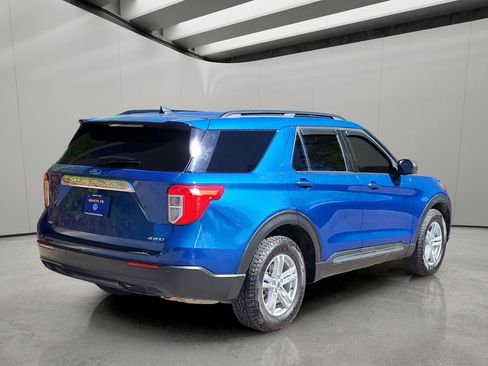 Used 2022 Ford Explorer XLT AWD/4WD image 3