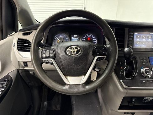 Used 2020 Toyota Sienna L image 17