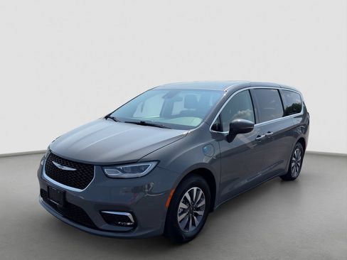 Used 2023 Chrysler Pacifica Touring-L FWD image 1