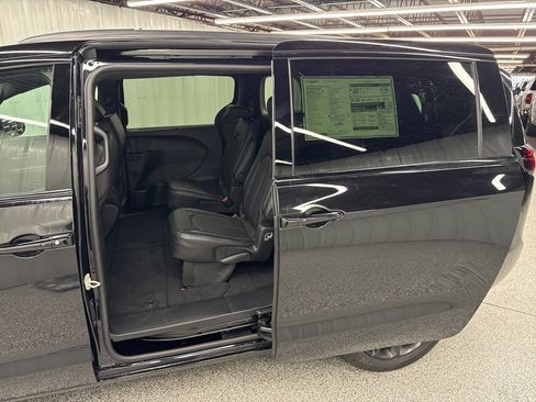 New 2026 Chrysler Pacifica Select image 16