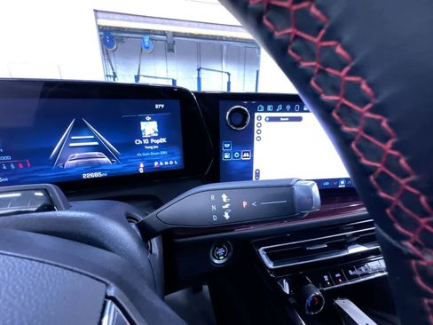 Used 2024 Chevrolet Traverse RS image 29