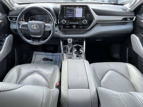 Used 2021 Toyota Highlander Limited FWD image 11