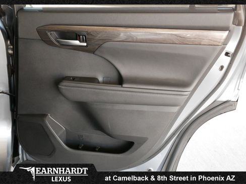 Used 2023 Toyota Highlander Platinum image 18