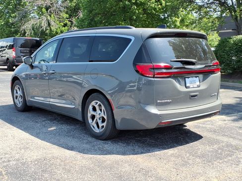 Used 2023 Chrysler Pacifica Limited FWD image 6