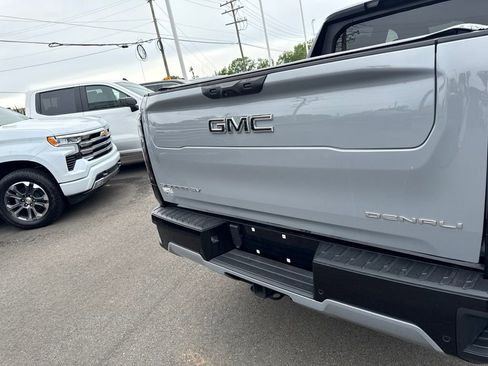 Used 2025 GMC Sierra EV Denali AWD/4WD image 33