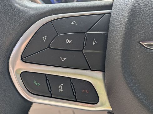 Used 2023 Chrysler Pacifica Touring-L FWD image 17