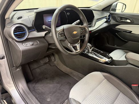 Certified 2025 Chevrolet Trax LT w/ LT Convenience Package FWD image 28