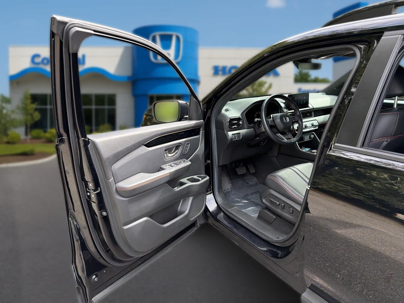 Used 2025 Honda Pilot TrailSport image 11