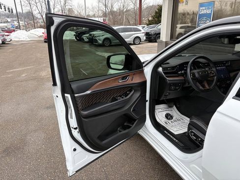 Used 2022 Jeep Grand Cherokee Summit w/ Luxury Tech Group V image 9