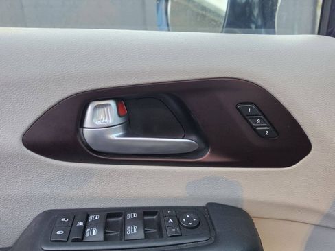 Used 2017 Chrysler Pacifica Limited w/ UConnect Theater Package FWD image 15