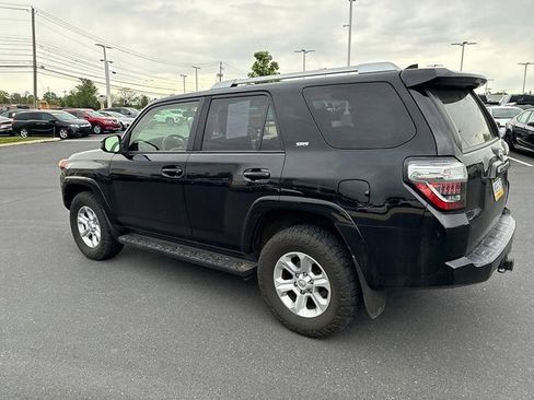 Used 2018 Toyota 4Runner SR5 AWD/4WD image 10