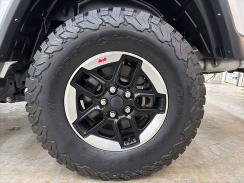 Used 2023 Jeep Gladiator Sport image 13