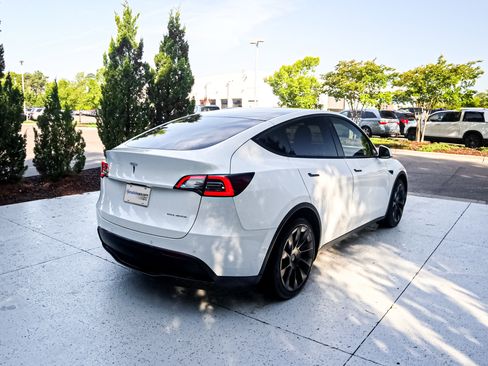 Used 2021 Tesla Model Y Long Range AWD/4WD image 11