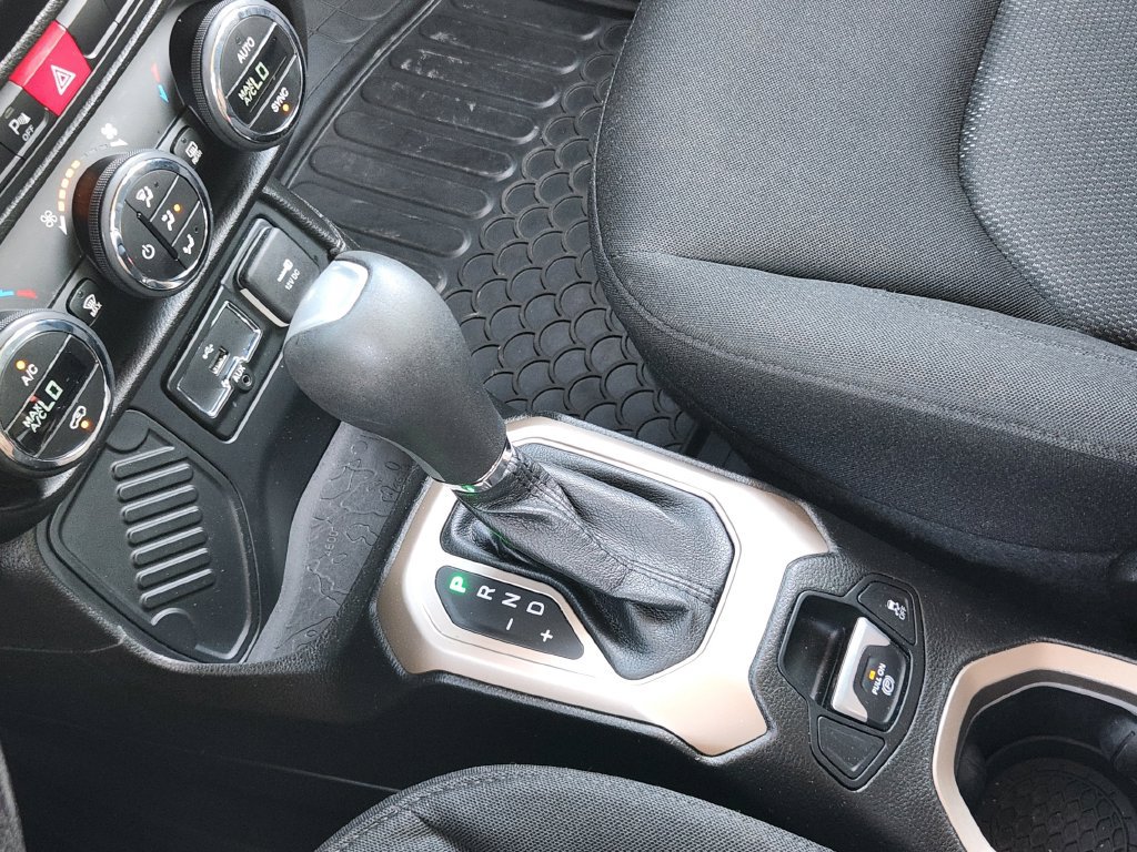 Used 2017 Jeep Renegade Latitude w/ Advanced Technology Group FWD image 20