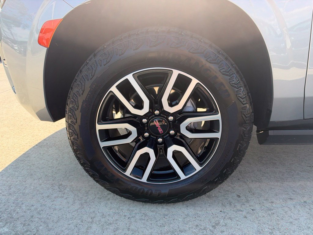 Used 2024 GMC Yukon AT4 w/ AT4 Premium Plus Package AWD/4WD image 9