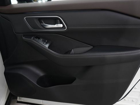 Used 2022 Nissan Rogue Platinum w/ Head-Up Display Package image 11